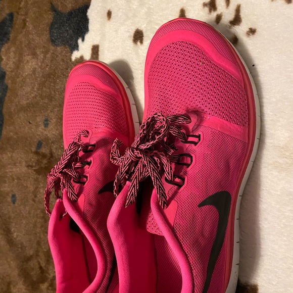 Brand new Nike shoes - Picture 2 of 4